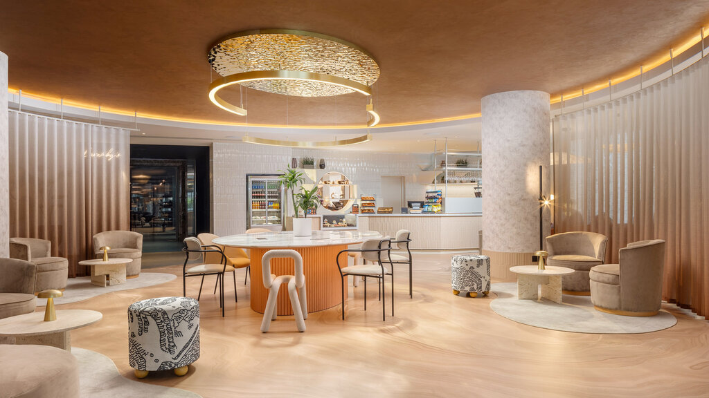 Die Lobby im mercure London Earls Court. Es ist ein runder Tisch im Zentrum zu sehen.