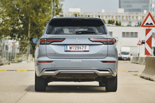 Graues SUV, Mitsubishi Outlander von hinten