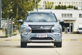 Graues SUV, Mitsubishi Outlander, von vorne
