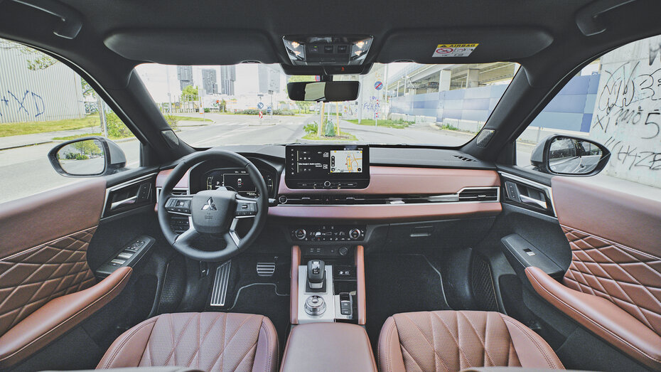 Graues SUV, Mitsubishi Outlander, Cockpit
