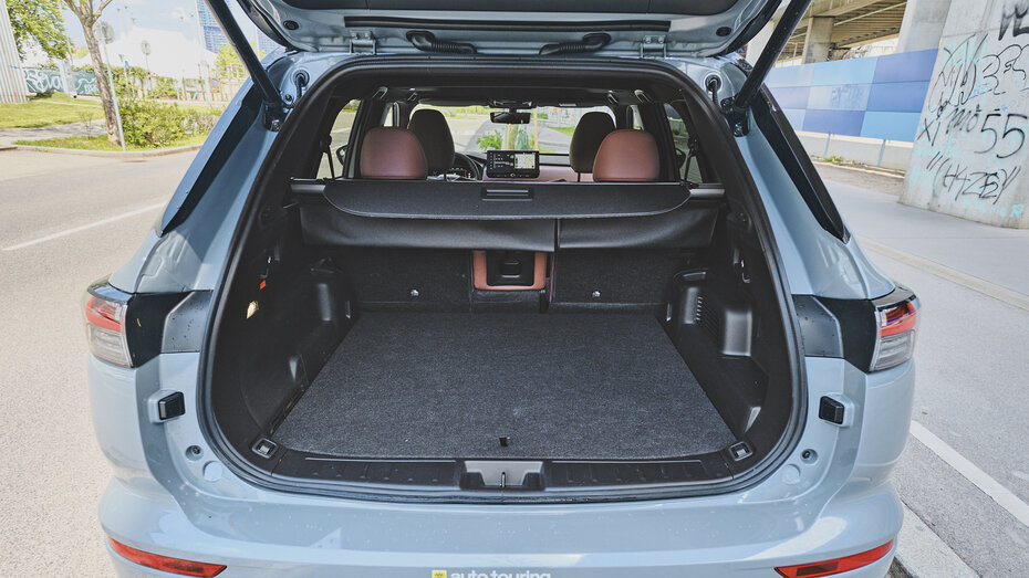 Graues SUV, Mitsubishi Outlander, Kofferraum