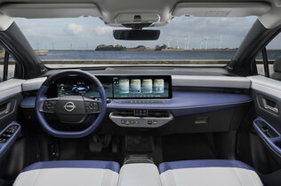 Cockpit eines Nissans mit weißen Sitzen