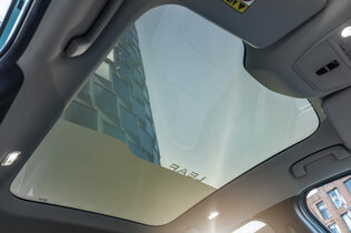Panoramaglasdach des Nissan Leaf von innen