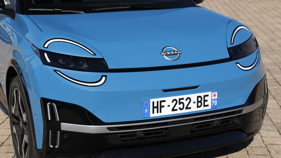 Die Front eines blauen Elektro-Kleinwagens.