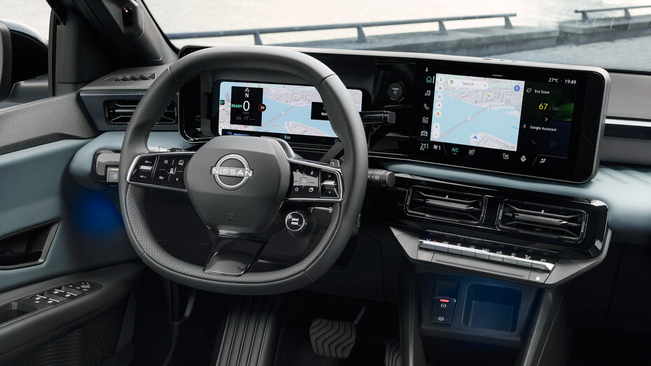Innenraum eines Nissan Micra 2025 mit hellblauen Akzenten und zwei 10,1-Zoll-Screens.
