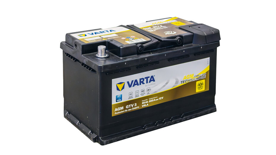 Eine Starterbatterie mit ÖAMTC-Branding