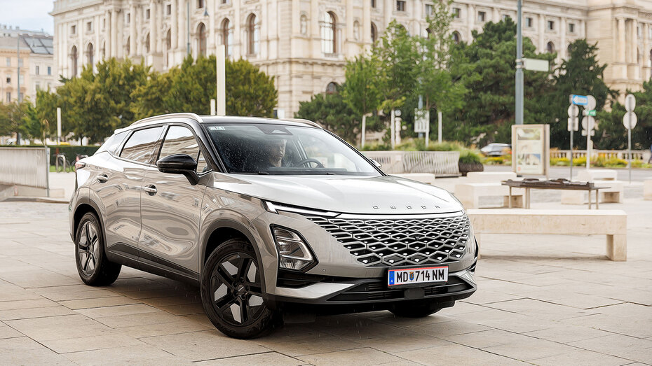 Ein champagnerfarbenes SUV steht gegenüber des Kunsthistorischen Museums in Wien