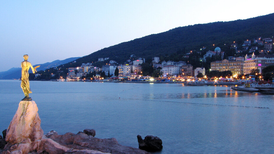 Opatija_Maedchen mit Moewe_c_Sergio Lussino_CMS.jpg