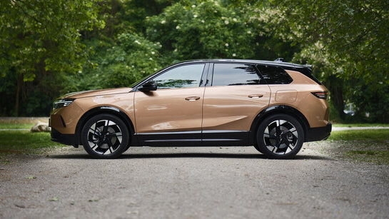 Opel Grandland, großes SUV, stehend seitlich