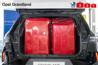 Opel Grandland_Koffer_Kinderwagen_Seite_CMS.jpg