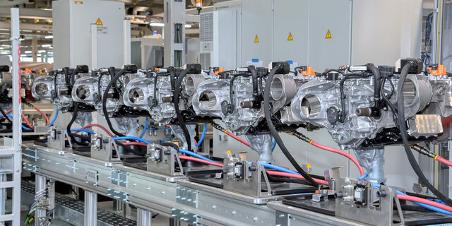 Mehrere Elektromotoren nebeneinander in einer Fabrik