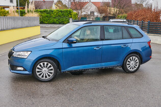 Eine Frau wendet ihren blauen Kombi auf der Straße.