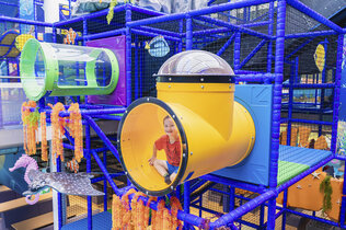Klettergerüst in einem Indoor Spielplatz.