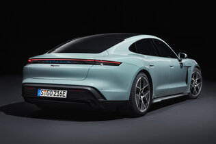 Porsche Taycan_shadegreenmetallic_203_CMS.jpg