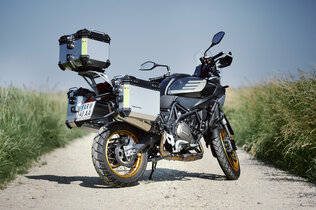 Die Mittelklasse Reiseenduro QJ SRT 700 SX mit drei am Heck montierten Alu-Koffern von schräg rechts hinten fotografiert.