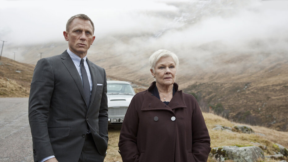 James Bond und M in schottischen Hills