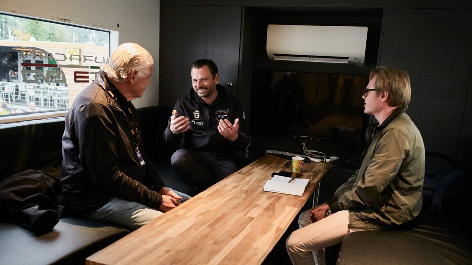 Gottfried Grasser, Teamchef eines GT3-Rennteams, wird von einem Journalisten und Dr. Harald Hertz, Vizepräsident des ÖAMTC, interviewt.