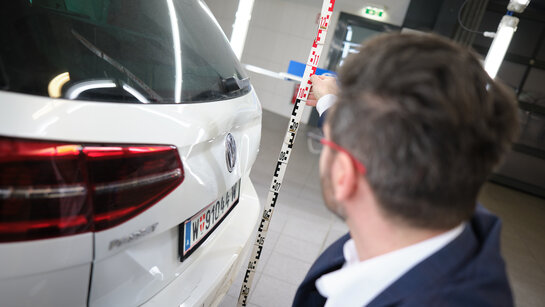 Michael Planer vermisst einen Schaden am Heck eines Autos