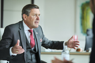 Verkehrsminister Peter Hanke gestikulierend beim Gespräch.