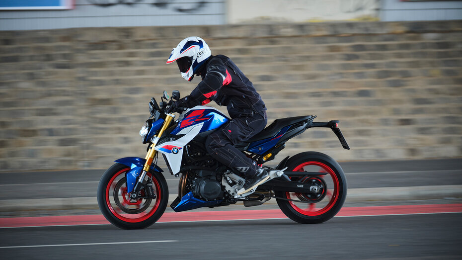 Ein Mann fährt eine BMW F900XR