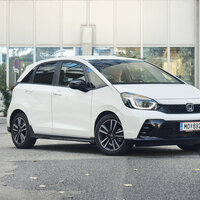 Ein weißer Honda Jazz steht vor einem Haus