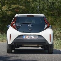 Das Heck eines weißen Toyotas