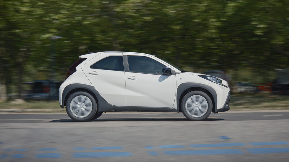 Ein weißer Kleinwagen seitlich fotografiert