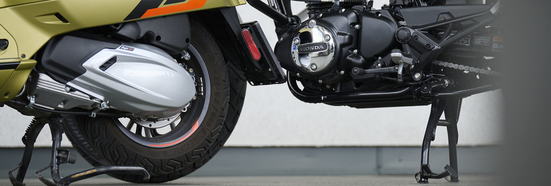 Heck einer Vespa steht vor einem Motorrad