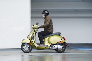 Fahrende Vespa, seitlich fotografiert