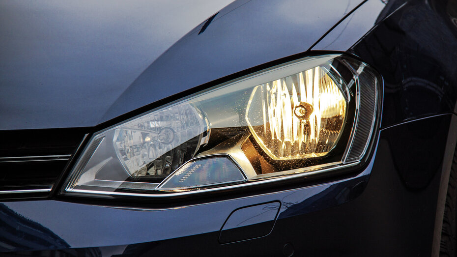 Scheinwerfer_©_Helmut Eckler_CMS.jpg