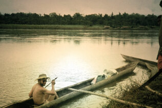Sepp im Einbaum_Papa neu Guinea_CMS.jpg