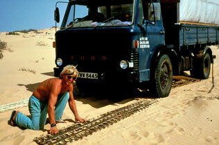 Sepp mit Sandgitter_Algerien_CMS.jpg