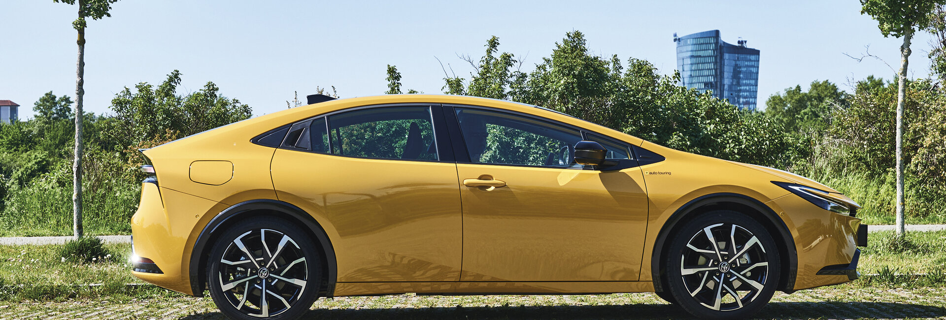 Toyota Prius in der Seitenansicht von rechts.