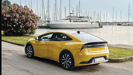 Toyota Prius in einem Hafen nahe Triest (Italien).