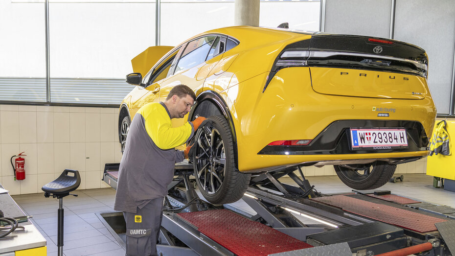 Toyota Prius auf der Hebebühne eines ÖAMTC-Stützpunkts.