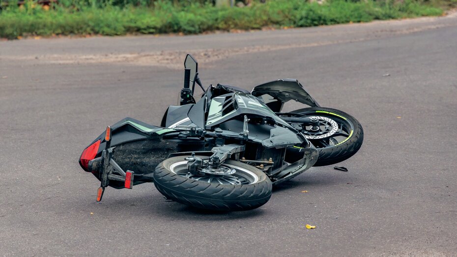 Ein Motorrad lieg nach Unfall quer auf der Straße