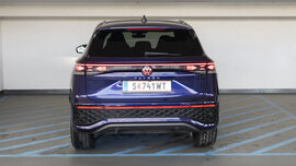VW Tayron von hinten stehend