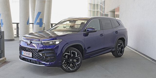VW Tayron stehend von vorne schräg