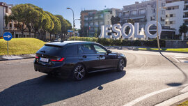 Ein schwarzer Kombi fährt auf einen Kreisverkehr zu