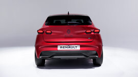Das Heck eines roten Renault Clio in einem weißen Raum