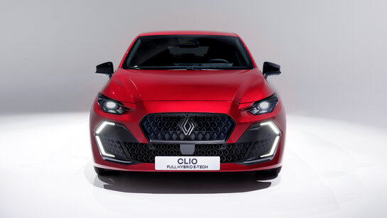Ein roter Renault Clio in einem weißen Raum von vorn