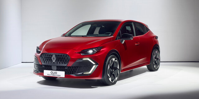 Ein roter Renault Clio in einem weißen Raum von schräg vorn