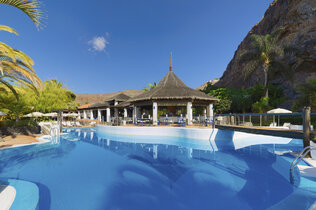 Pool-Landschaft mit Restaurant.