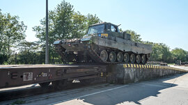 auto touring faehrt Panzer_HEN_9115_CMS.jpg
