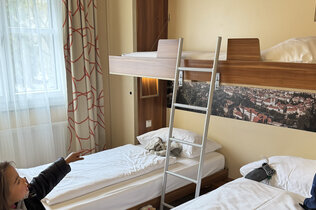 Das familienzimmer im Jufa-Hotel mit einem Hochbett.