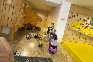 drei Kinder spielen und Klettern in der Kinder-Bereich im Jufa-Hotel.