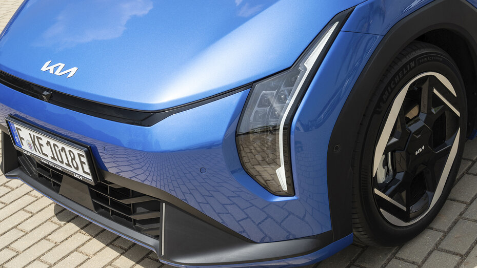 Front eines blauen Kia EV4.
