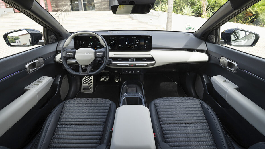 Innenraum eines Kia EV4 mit Panorama-Screen.