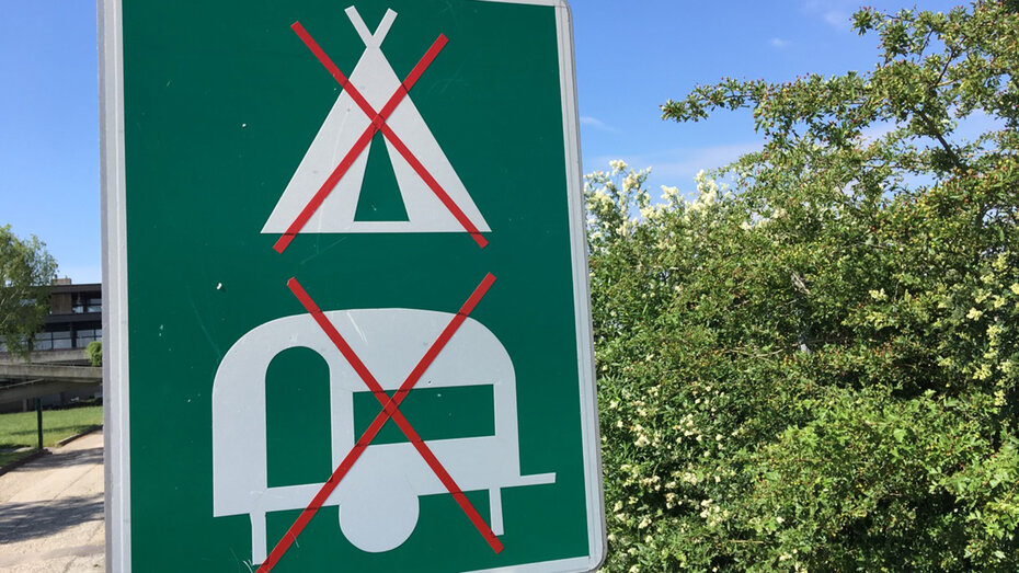 Ein Verbotsschild für Wildcampen