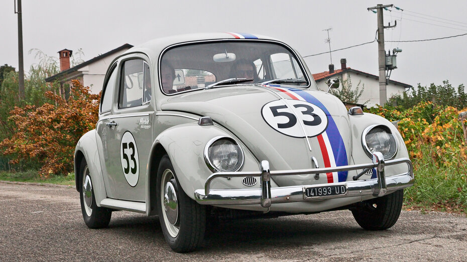 Ein VW Käfer im Stile von "Herbie" bemalt